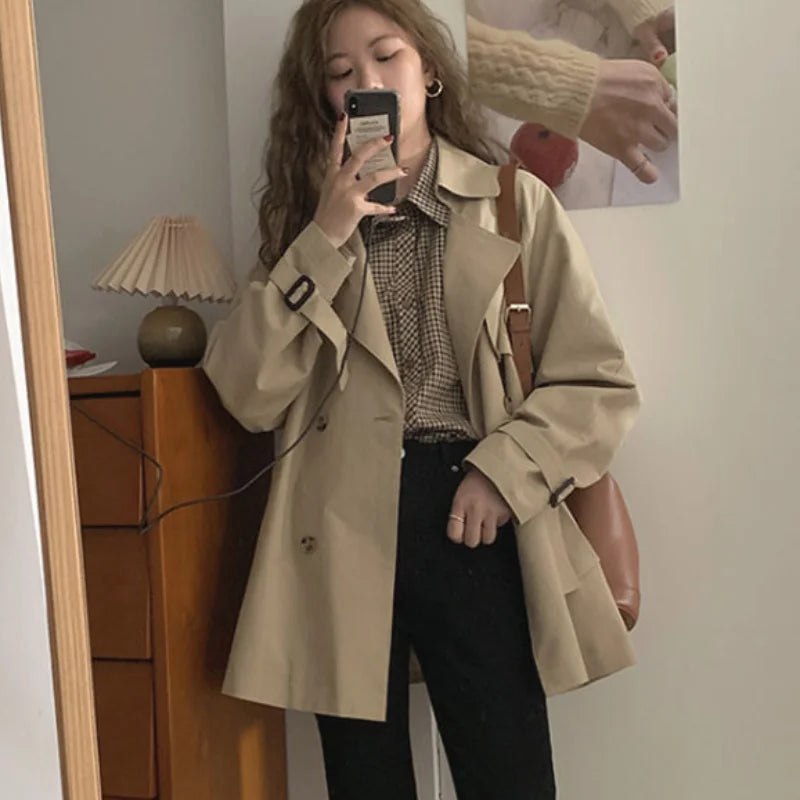 072 - Kurzer Damen-Trenchcoat – Zweireihig & Modern