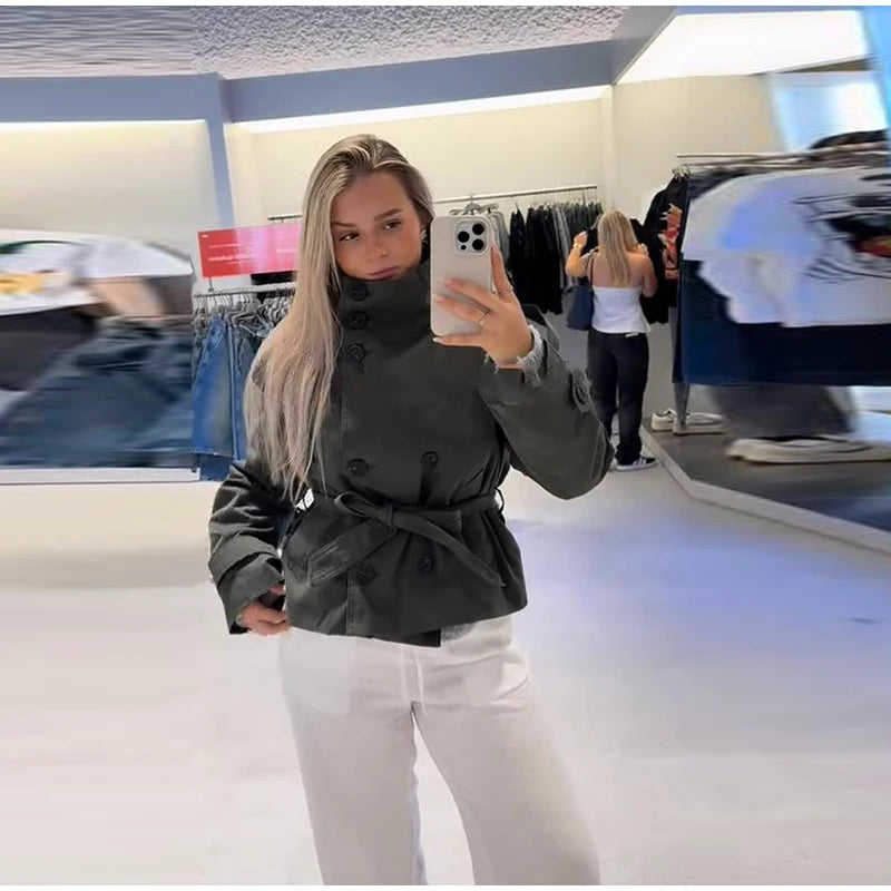 072 - Kurzer Damen-Trenchcoat – Zweireihig & Modern